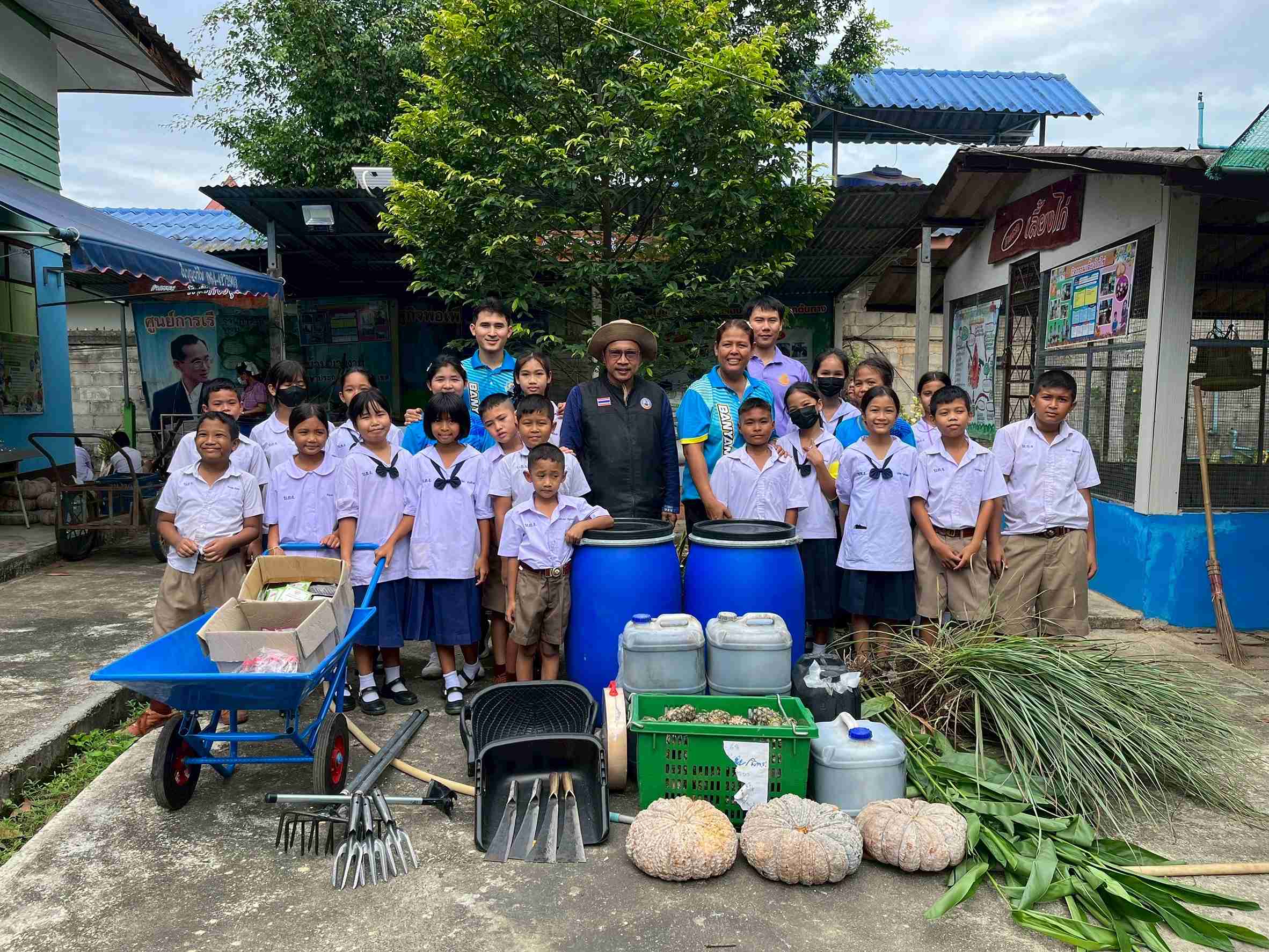 โรงเรียนบ้านยางงามขอขอบคุณ ว่าที่ร้อยตรี นันทภพ ชลเขตต์ นักวิชาการเกษตรชำนาญการ จากสถานีพัฒนาที่ดินระยอง ที่ให้เกียรติมาช่วยกิจกรรมชุมนุมของโรงเรียน ได้แก่ ชุมนุมปุ๋ยหมัก ชุมนุมปลูกผัก และชุมนุมสมุนไพร ทุกวันอังคาร ในคาบที่ 6 ของทุกสัปดาห์